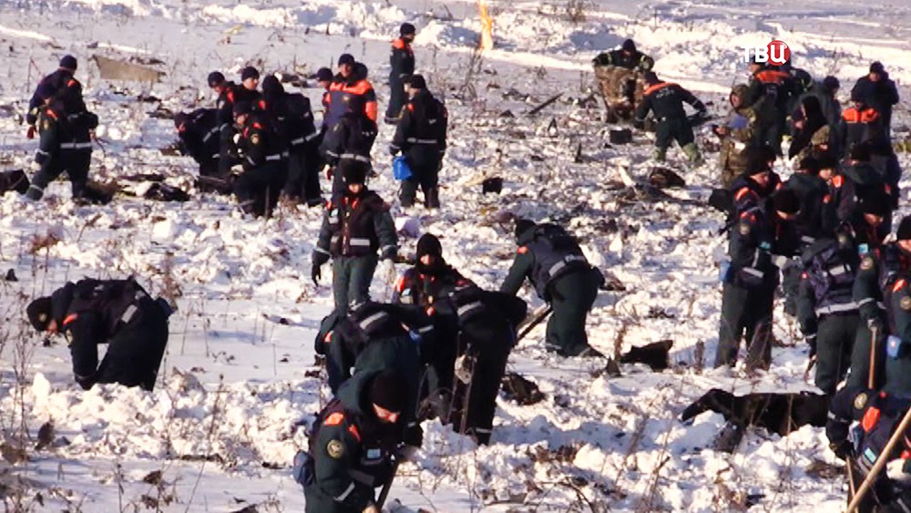 Спасатели МЧС России на месте крушения самолета Ан-148 "Саратовских авиалиний"