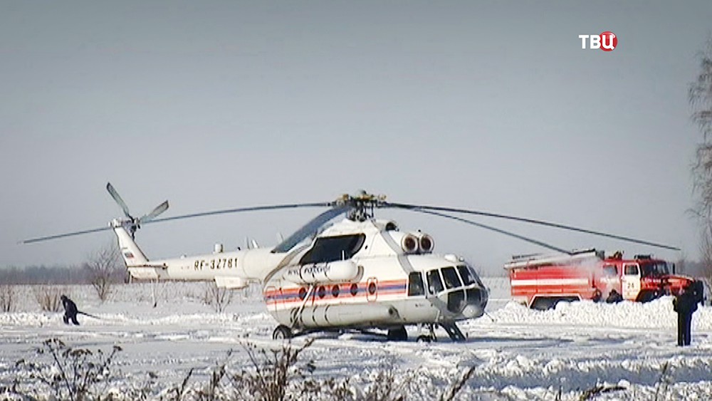 Вертолет МЧС России на месте крушения самолета Ан-148 "Саратовских авиалиний"