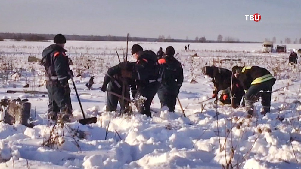 Спасатели МЧС России на месте крушения самолета Ан-148 "Саратовских авиалиний"сатели