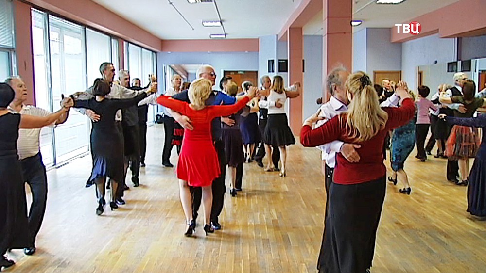 Пенсионеры танцуют