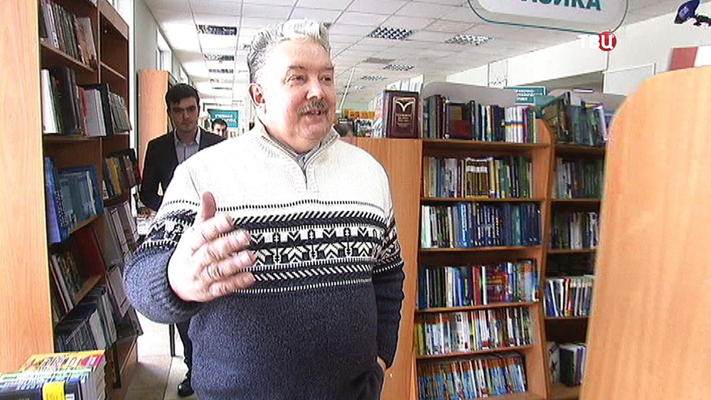 Кандидат от "Российского общенародного союза" Сергей Бабурин в посетил книжный магазин