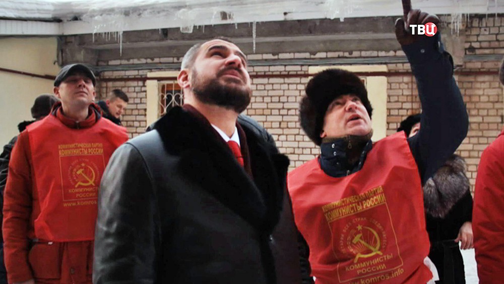 Кандидат от партии "Коммунисты России" Максим Сурайкин осмотрел ветхое жилье в Твери