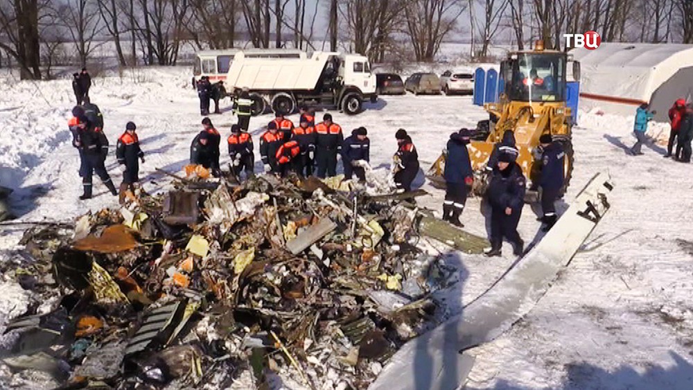 Сотрудники МЧС России на месте кушения самолета Ан-148