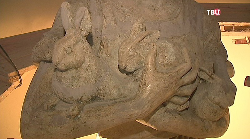 Статуя с кроликами 