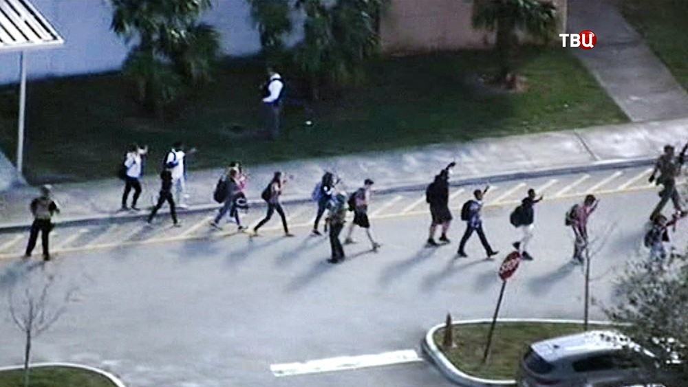 Эвакуация подростков из школы, где велась стрельба