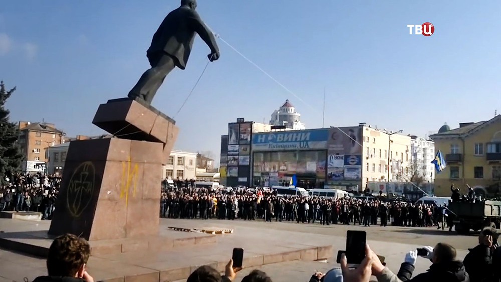 Снос памятника Ленину на Украине