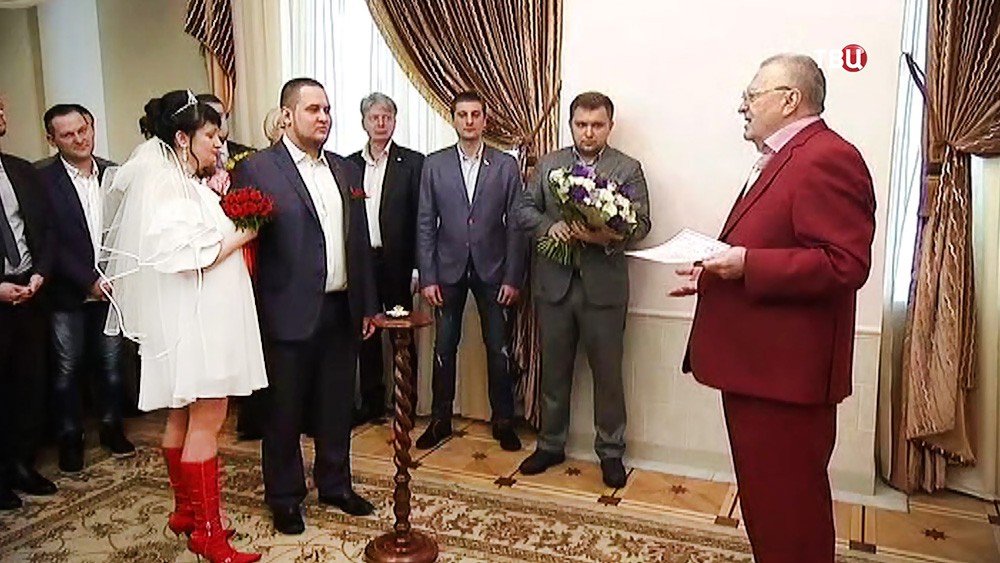 Лидер партии ЛДПР Владимир Жириновский поздравляет молодоженов