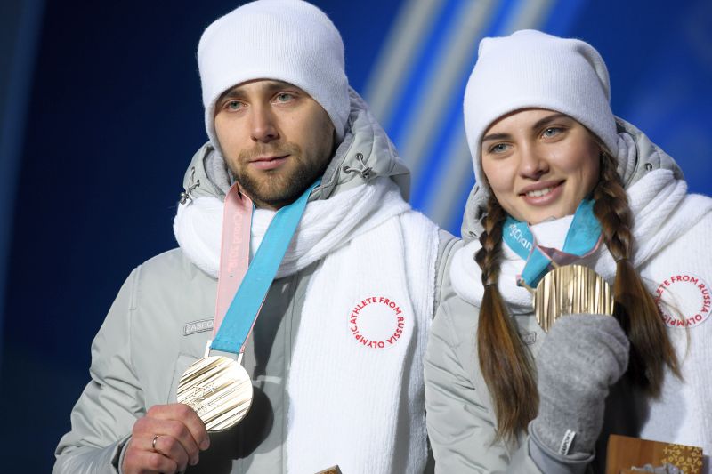 Российские спортсмены Анастасия Брызгалова и Александр Крушельницкий, завоевавшие бронзовые медали в турнире по керлингу в дисциплине дабл-микст, на церемонии награждения на XXIII зимних Олимпийских играх