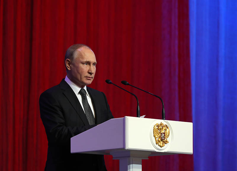 Владимир Путин выступает на торжественном вечере, посвящённом Дню защитника Отечества