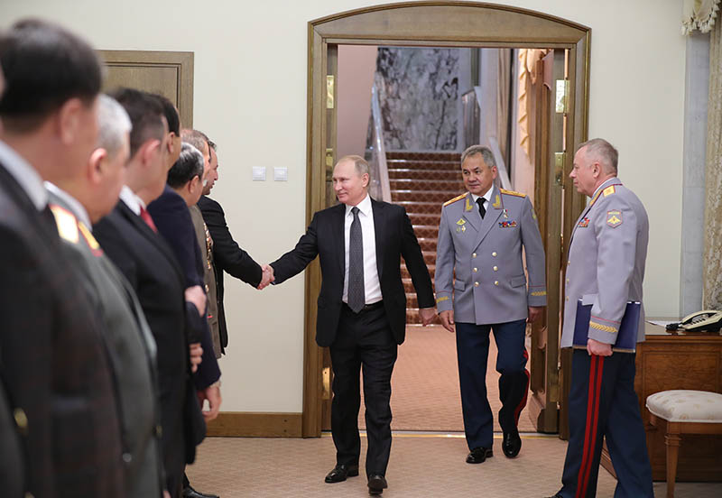 Владимир Путин во время встречи с приглашёнными на торжественный вечер главами иностранных делегаций