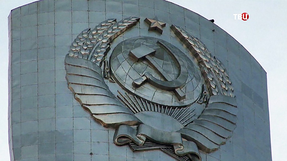 Герб СССР на монументе "Родина-мать" в Киеве