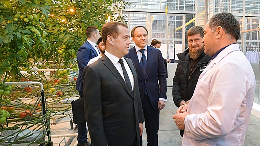 Председатель правительства РФ Дмитрий Медведев и глава Чечни Рамзан Кадыров во время посещения тепличного комплекса в Грозном
