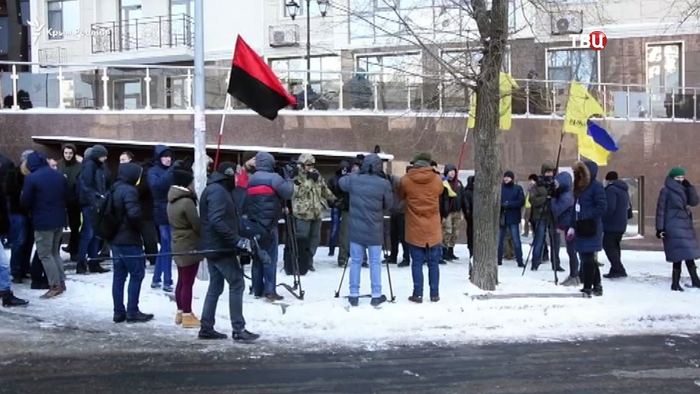 Украинские радикалы у здания российского консульства в Одессе