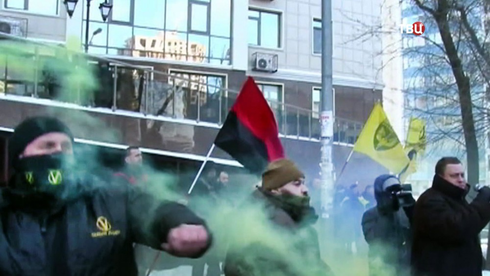 Украинские радикалы у здания российского консульства в Одессе