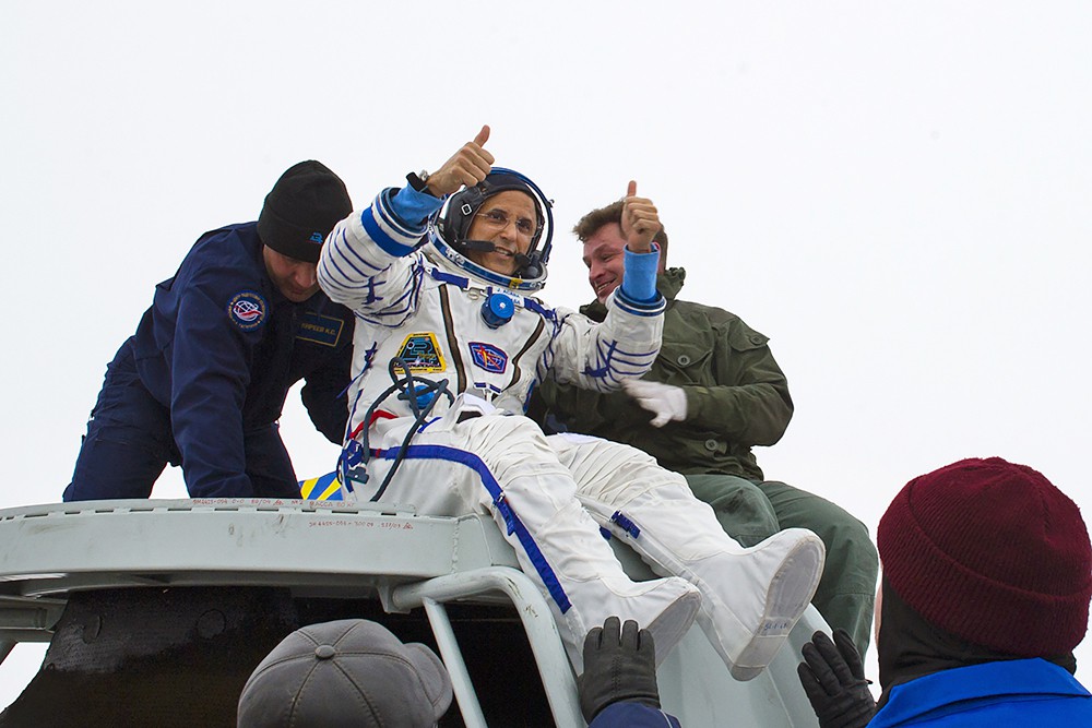 Астронавт НАСА Джозеф Акабу после посадки спускаемого аппарата транспортного пилотируемого корабля (ТПК) "Союз МС-06"