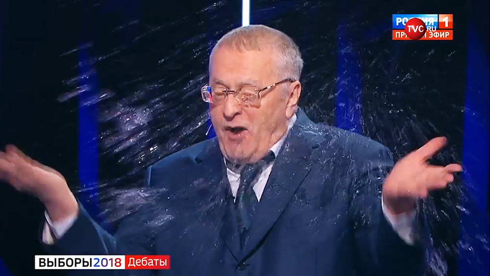 Ксения Собчак облила водой Владимира Жириновского во время дебатов на телеканале "Россия 1"
