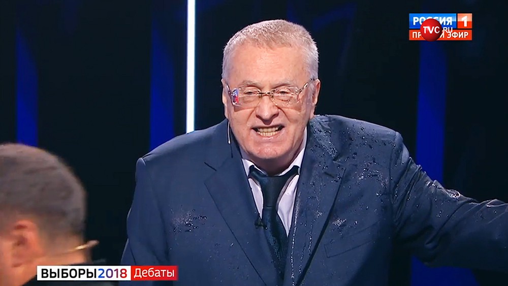 Ксения Собчак облила водой Владимира Жириновского во время дебатов на телеканале "Россия1"