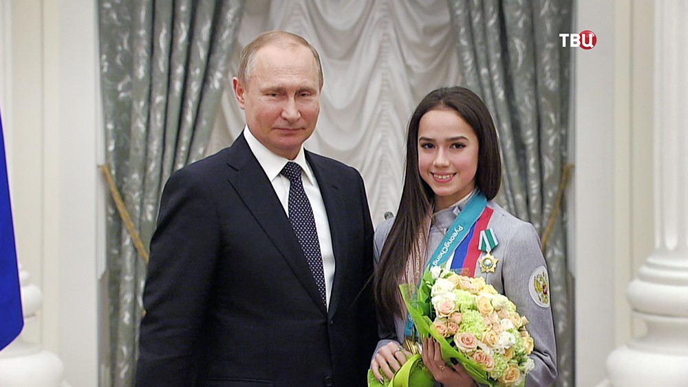 Владимир Путин и Алина Загитова на церемонии награждения российских олимпийцев в Кремле