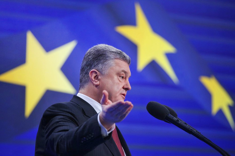 Президент Украины Пётр Порошенко на фоне флага Евросоюза