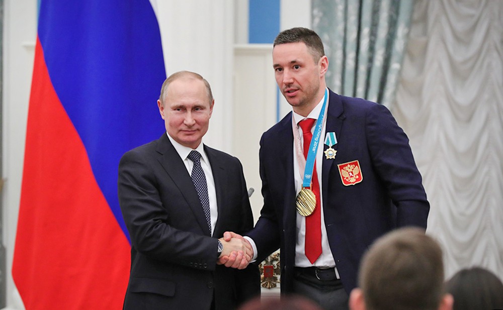 Владимир Путин и Илья Ковальчук на церемонии награждения российских олимпийцев в Кремле