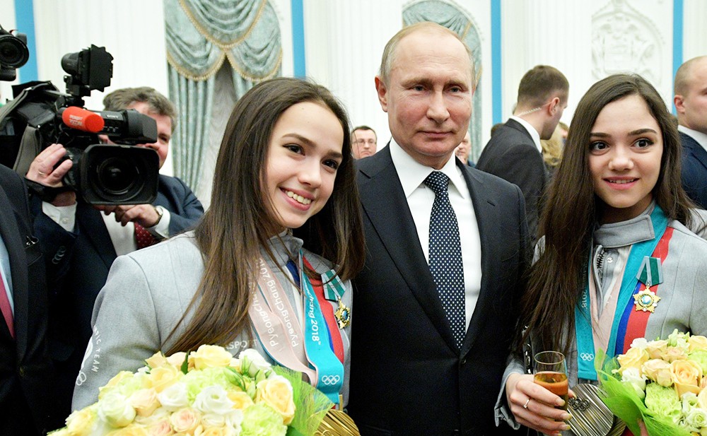 Владимир Путин, Алина Загитова и Евгения Медведева на церемонии награждения российских олимпийцев в Кремле