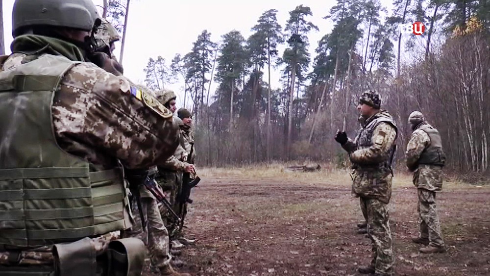 Инструктор армии США консультирует украинских военных