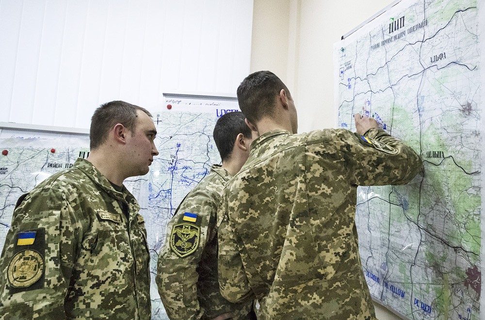 Украинские военные изучают карту