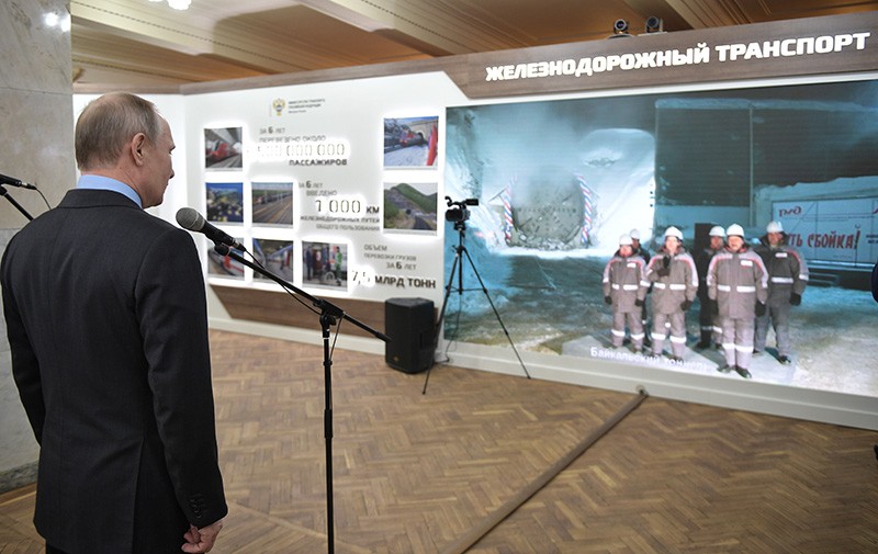Владимир Путин во время телемоста с площадкой строительства второго Байкальского тоннеля