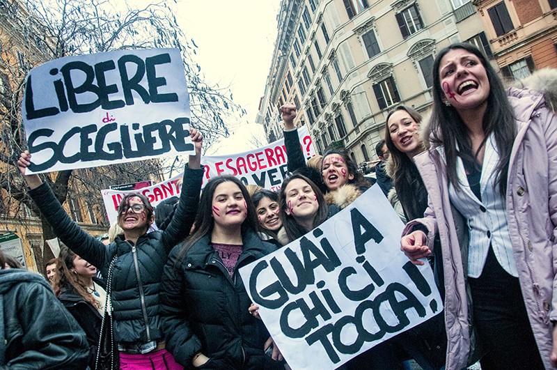 Женщины во время демонстрации 8 марта 