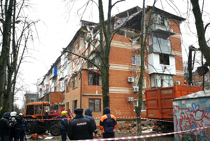 Сотрудники полиции и МЧС на месте взрыва газа в жилом доме на Славянской улице в Краснодаре