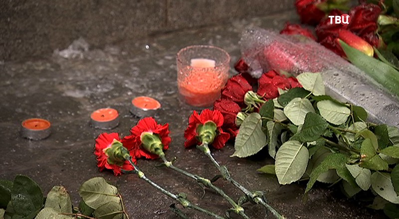 Поклонники Олега Табакова несут цветы в Московский Художественный театр им. Чехова