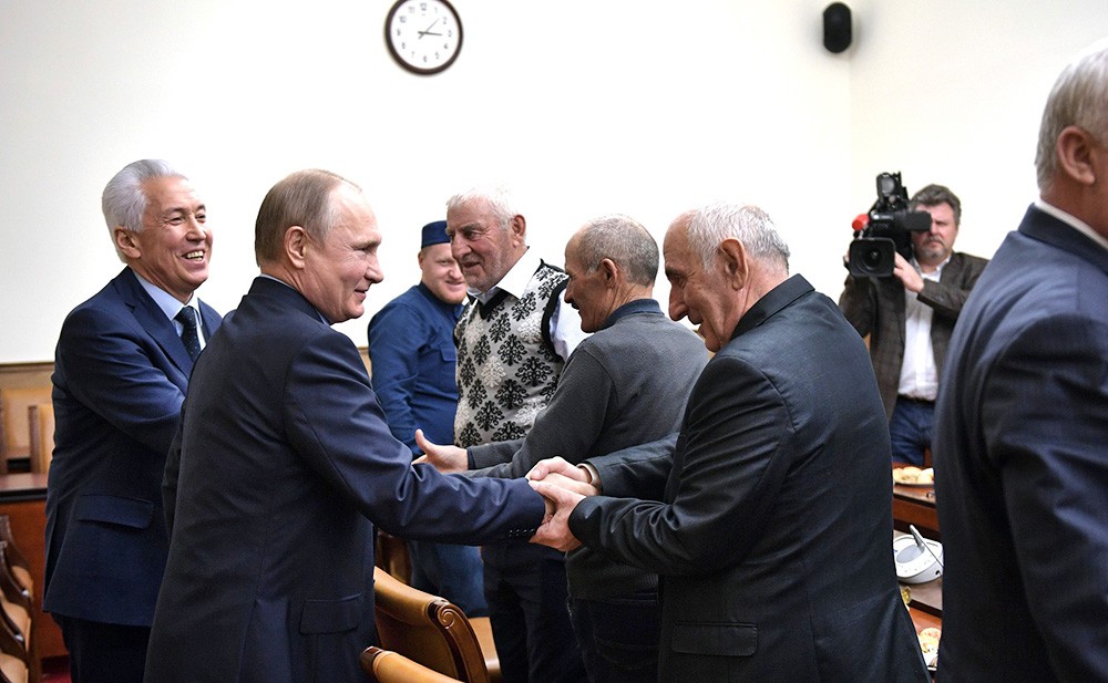 Владимир Путин во время встречи с представителями общественности республики в Махачкале