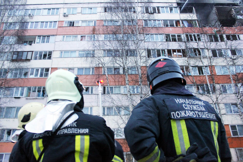 Спасатели МЧС на месте взрыва газа в многоквартирном доме в Санкт-Петербурге