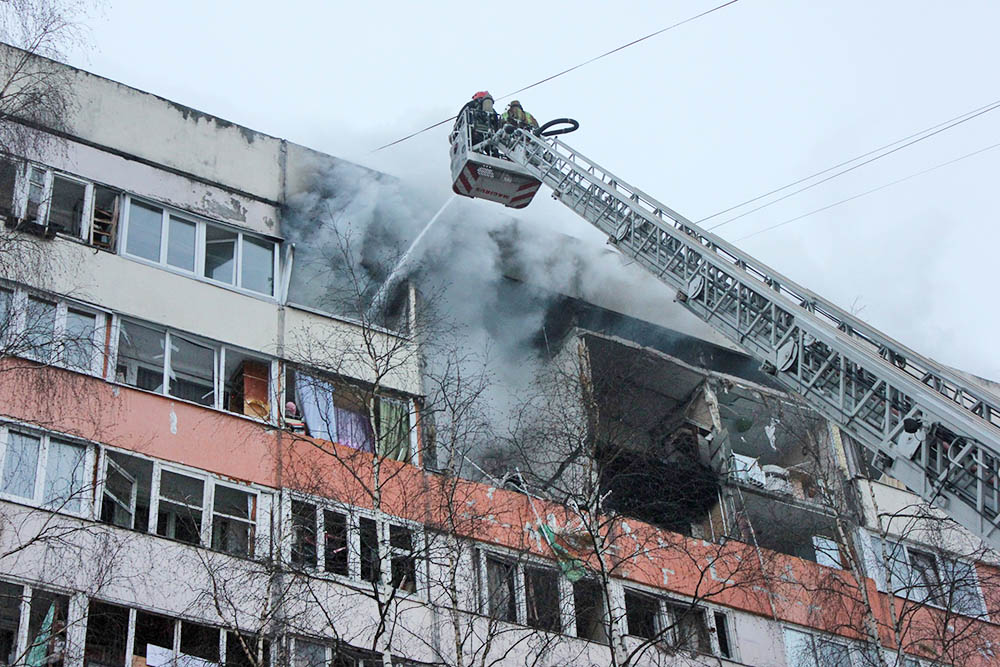 Спасатели МЧС на месте взрыва газа в многоквартирном доме в Санкт-Петербурге