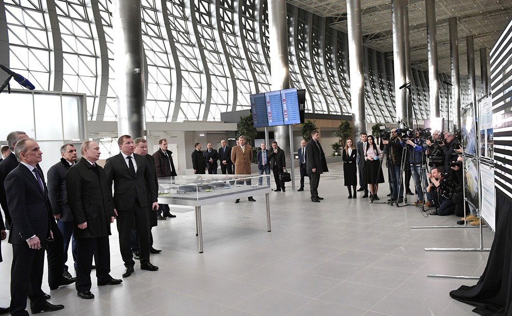 Владимир Путин осмотрел новый аэропорт Симферополя
