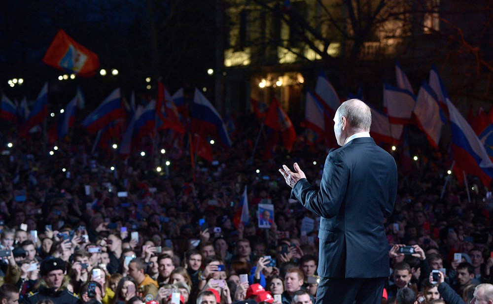 "Я вас крепко обнимаю: Путин поблагодарил крымчан за воссоединение с Россией