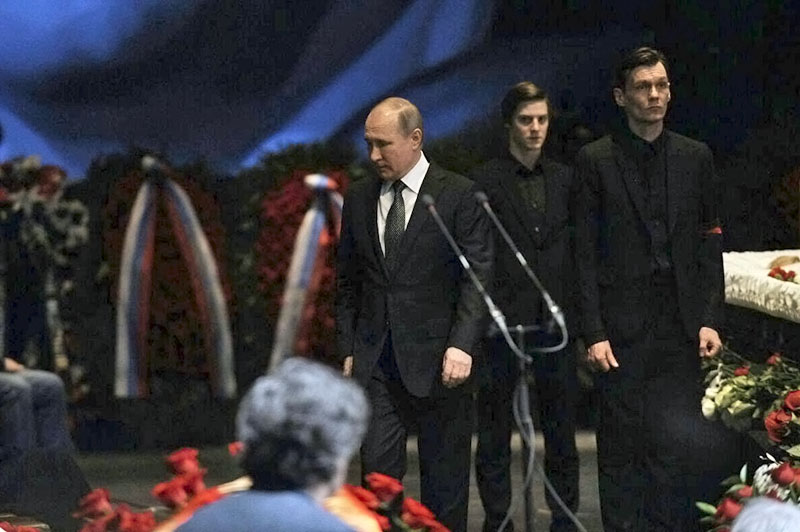 Владимир Путин на церемонии прощания с актёром и режиссёром Олегом Табаковым