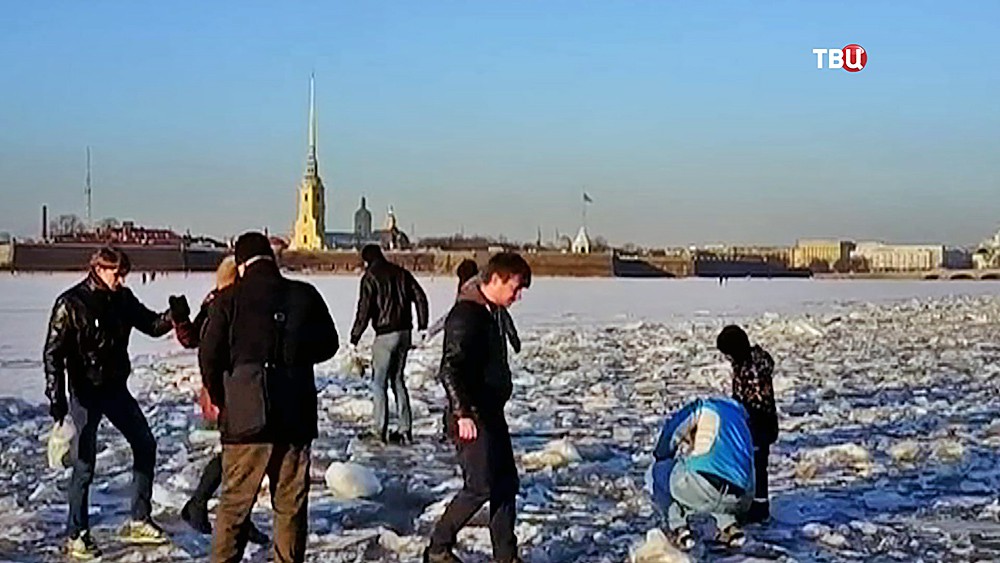 Жители Санкт-Петербурга ходят по замерзшей Неве