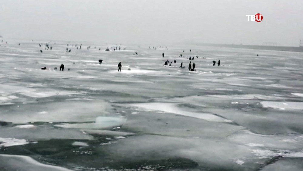 Рыбаки на льдине
