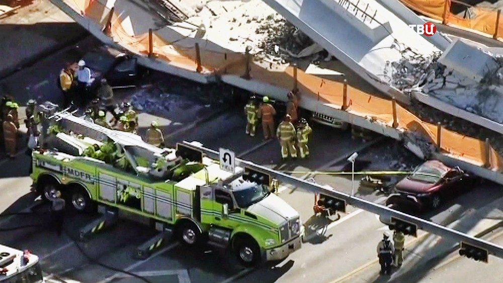 Последствия обрушения пешеходного моста в США