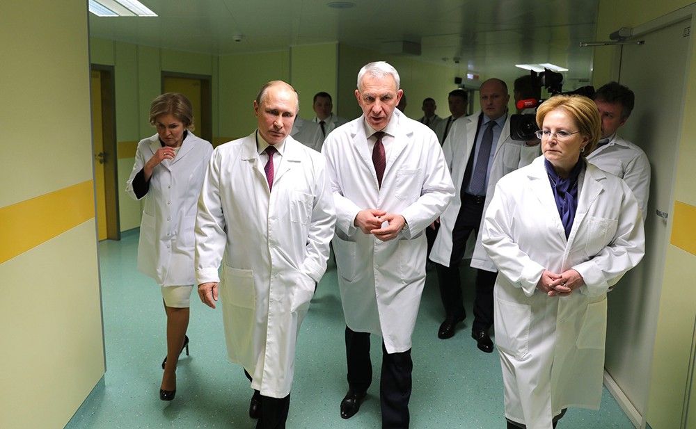 Владимир Путин во время посещения Национального медицинского исследовательского центра имени В.А.Алмазова