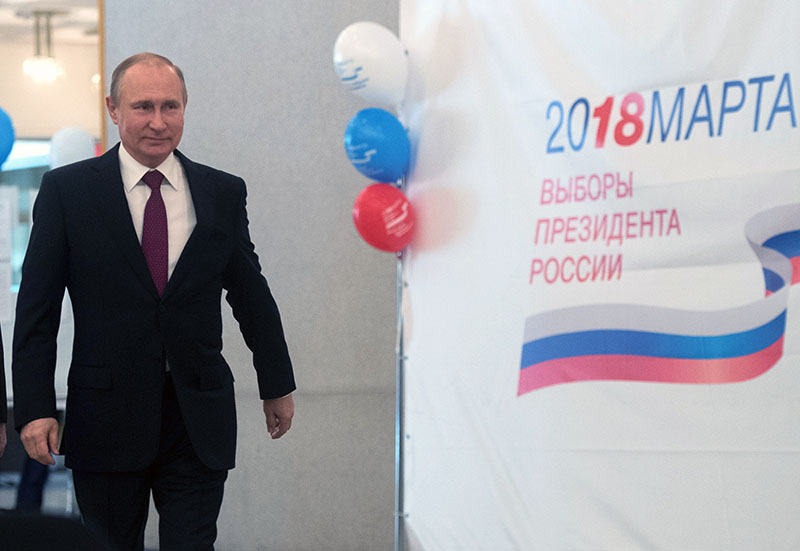 Владимир Путин во время голосования на выборах президента РФ 