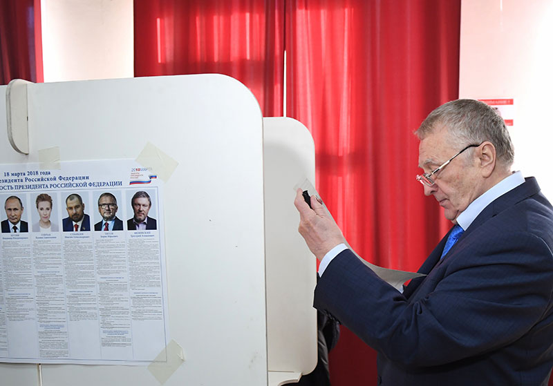 Владимир Жириновский у кабинки для голосования на выборах президента РФ