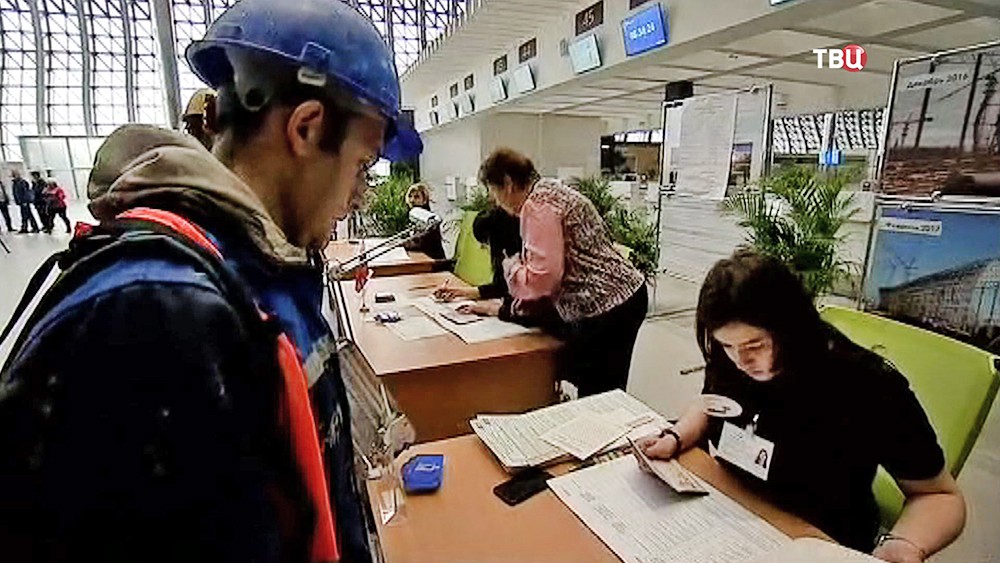 Строители аэропорта в Симферополе голосуют на выборах в Крыму