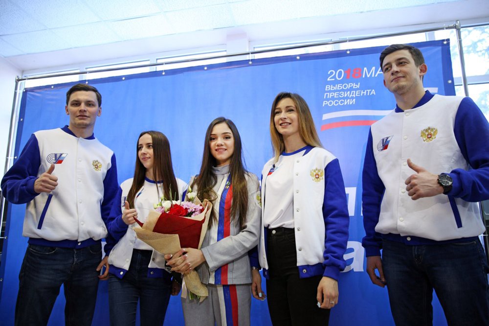 Призер Олимпийских игр Евгения Медведева (в центре) на избирательном участке на выборах президента России