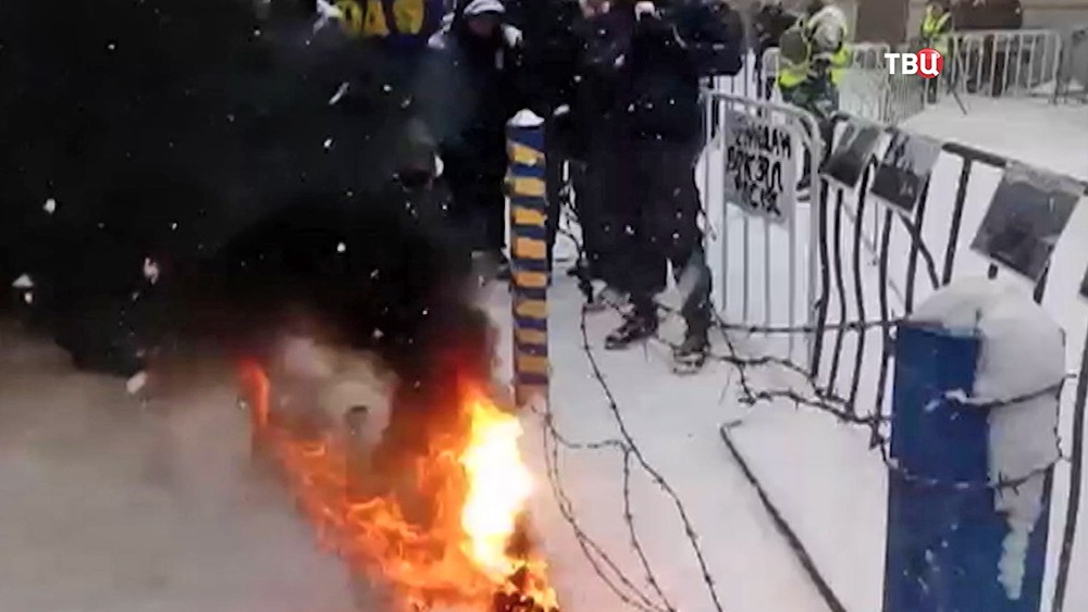 Акция протеста радикалов у здания посольства России на Украине