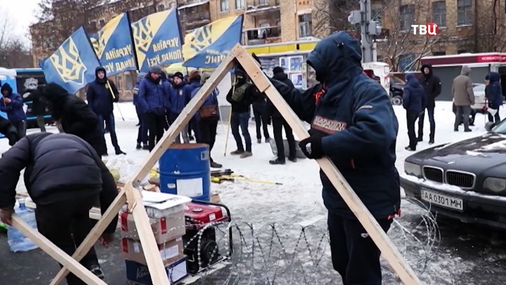Акция протеста радикалов у здания посольства России на Украине