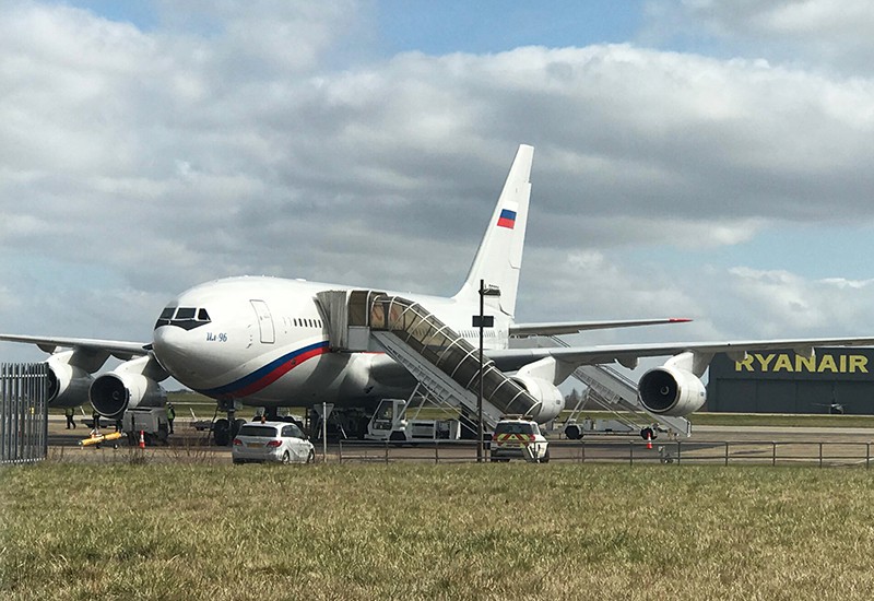 Самолет Ил-96 российской авиакомпании "Россия" в лондонском аэропорту "Станстед"