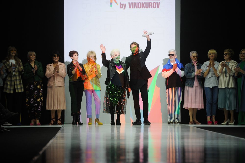 Модный показ модельного агентства Vozrastanet в Гостином дворе на Неделе моды в Москве