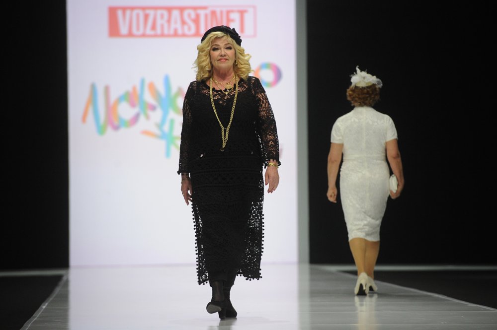 Модный показ модельного агентства Vozrastanet в Гостином дворе на Неделе моды в Москве